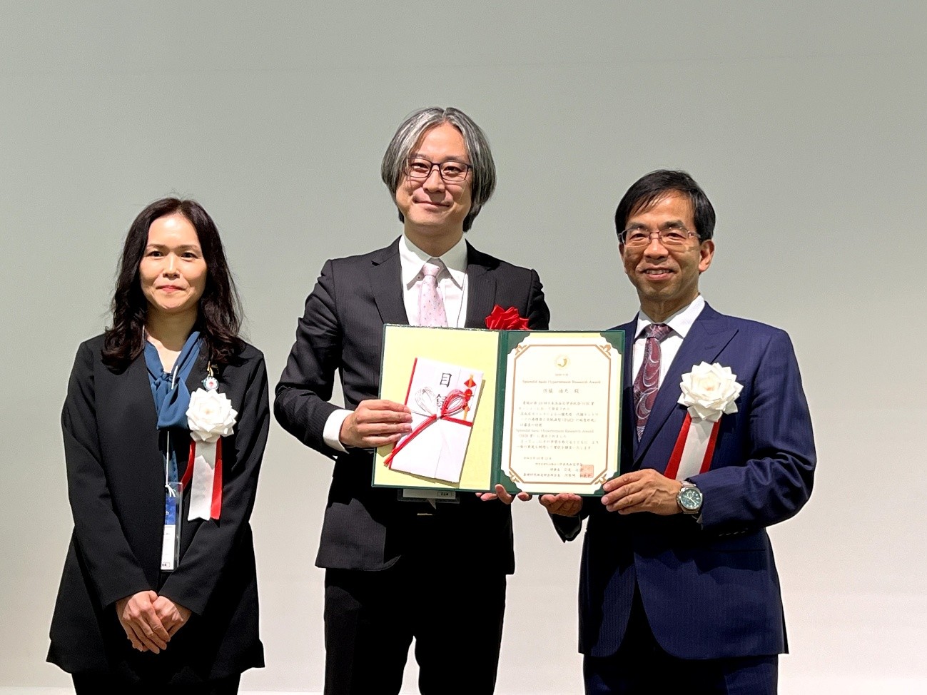 SHR賞受賞者の佐藤迪夫先生を囲んだ記念写真